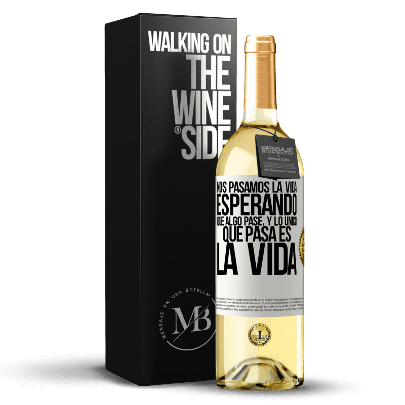 29,95 € Envío gratis | Vino Blanco Edición WHITE Nos pasamos la vida esperando que algo pase, y lo único que pasa es la vida Etiqueta Blanca. Etiqueta personalizable Vino joven Cosecha 2024 Verdejo