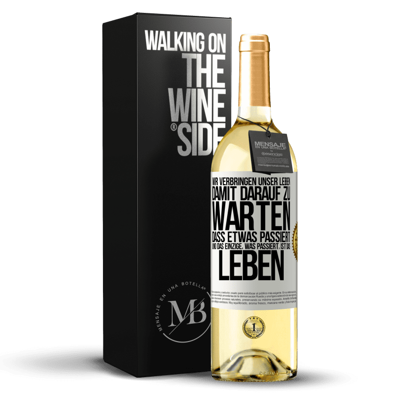 29,95 € Kostenloser Versand | Weißwein WHITE Ausgabe Wir verbringen unser Leben damit, darauf zu warten, dass etwas passiert, und das Einzige, was passiert, ist das Leben Weißes Etikett. Anpassbares Etikett Junger Wein Ernte 2023 Verdejo