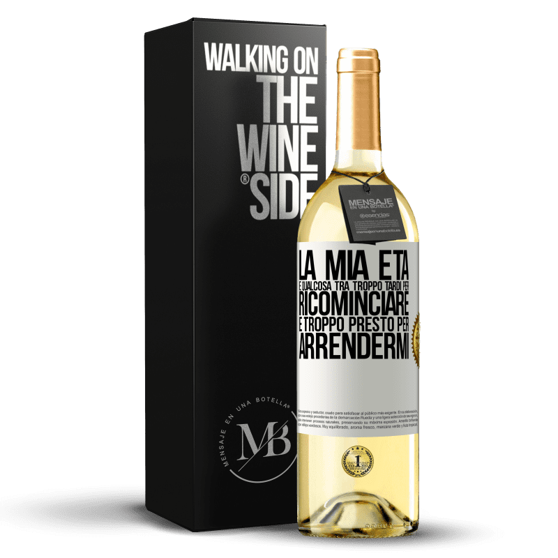 29,95 € Spedizione Gratuita | Vino bianco Edizione WHITE La mia età è qualcosa tra ... Troppo tardi per ricominciare e ... troppo presto per arrendermi Etichetta Bianca. Etichetta personalizzabile Vino giovane Raccogliere 2024 Verdejo