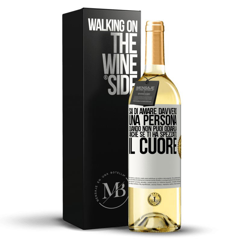 29,95 € Spedizione Gratuita | Vino bianco Edizione WHITE Sai di amare davvero una persona quando non puoi odiarla, anche se ti ha spezzato il cuore Etichetta Bianca. Etichetta personalizzabile Vino giovane Raccogliere 2025 Verdejo