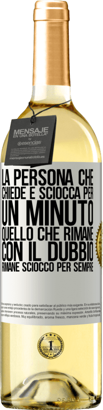 29,95 € Spedizione Gratuita | Vino bianco Edizione WHITE La persona che chiede è sciocca per un minuto. Quello che rimane con il dubbio, rimane sciocco per sempre Etichetta Bianca. Etichetta personalizzabile Vino giovane Raccogliere 2023 Verdejo