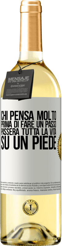 29,95 € Spedizione Gratuita | Vino bianco Edizione WHITE Chi pensa molto prima di fare un passo, passerà tutta la vita su un piede Etichetta Bianca. Etichetta personalizzabile Vino giovane Raccogliere 2025 Verdejo