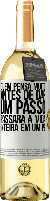 29,95 € | Vinho branco Edição WHITE Quem pensa muito antes de dar um passo, passará a vida inteira em um pé Etiqueta Branca. Etiqueta personalizável Vinho jovem Colheita 2024 Verdejo