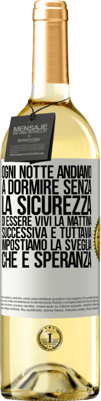 29,95 € | Vino bianco Edizione WHITE Ogni notte andiamo a dormire senza la sicurezza di essere vivi la mattina successiva e tuttavia impostiamo la sveglia. CHE È Etichetta Bianca. Etichetta personalizzabile Vino giovane Raccogliere 2025 Verdejo