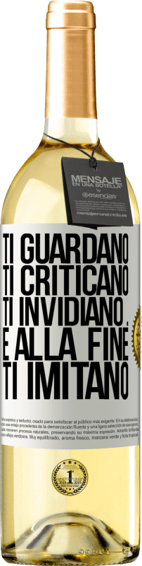 29,95 € Spedizione Gratuita | Vino bianco Edizione WHITE Ti guardano, ti criticano, ti invidiano ... e alla fine ti imitano Etichetta Bianca. Etichetta personalizzabile Vino giovane Raccogliere 2025 Verdejo