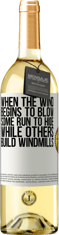 29,95 € | Белое вино Издание WHITE Когда ветер начинает дуть, некоторые бегут, чтобы спрятаться, другие строят ветряные мельницы Белая этикетка. Настраиваемая этикетка Молодое вино Урожай 2023 Verdejo