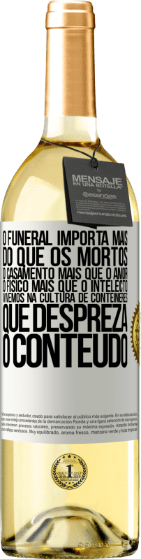 29,95 € | Vinho branco Edição WHITE O funeral importa mais do que os mortos, o casamento mais que o amor, o físico mais que o intelecto. Vivemos na cultura de Etiqueta Branca. Etiqueta personalizável Vinho jovem Colheita 2024 Verdejo