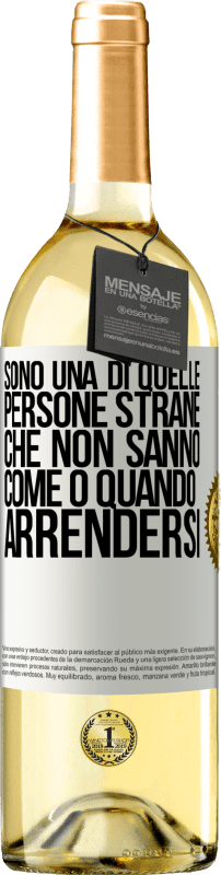 29,95 € Spedizione Gratuita | Vino bianco Edizione WHITE Sono una di quelle persone strane che non sanno come o quando arrendersi Etichetta Bianca. Etichetta personalizzabile Vino giovane Raccogliere 2025 Verdejo