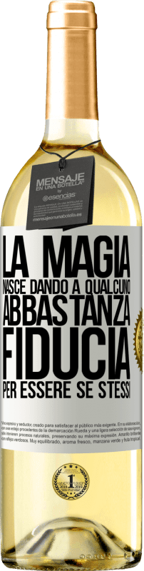 29,95 € Spedizione Gratuita | Vino bianco Edizione WHITE La magia nasce dando a qualcuno abbastanza fiducia per essere se stessi Etichetta Bianca. Etichetta personalizzabile Vino giovane Raccogliere 2025 Verdejo