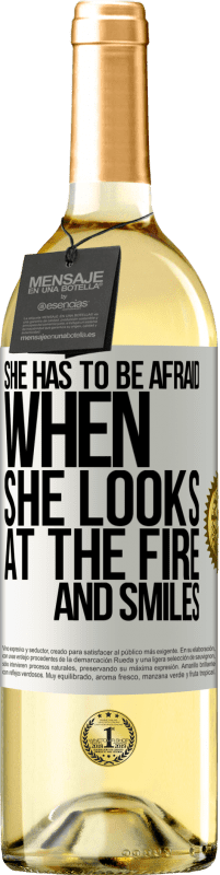 29,95 € Бесплатная доставка | Белое вино Издание WHITE Она должна бояться, когда она смотрит на огонь и улыбается Белая этикетка. Настраиваемая этикетка Молодое вино Урожай 2023 Verdejo