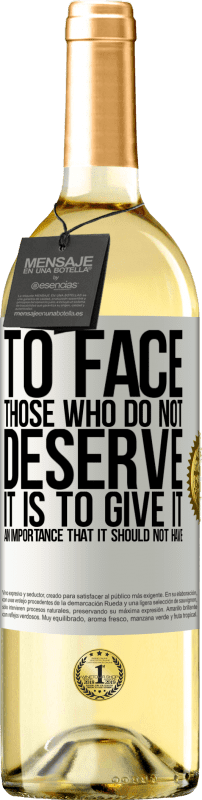 29,95 € Бесплатная доставка | Белое вино Издание WHITE Противостоять тем, кто этого не заслуживает, значит придать ему значение, которого оно не должно иметь Белая этикетка. Настраиваемая этикетка Молодое вино Урожай 2025 Verdejo