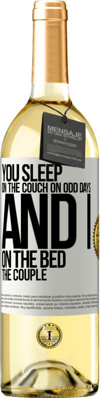 29,95 € | Белое вино Издание WHITE Вы спите на диване в нечетные дни, а я на кровати пара Белая этикетка. Настраиваемая этикетка Молодое вино Урожай 2023 Verdejo