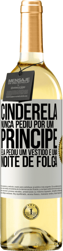 29,95 € | Vinho branco Edição WHITE Cinderela nunca pediu por um príncipe. Ela pediu um vestido e uma noite de folga Etiqueta Branca. Etiqueta personalizável Vinho jovem Colheita 2023 Verdejo