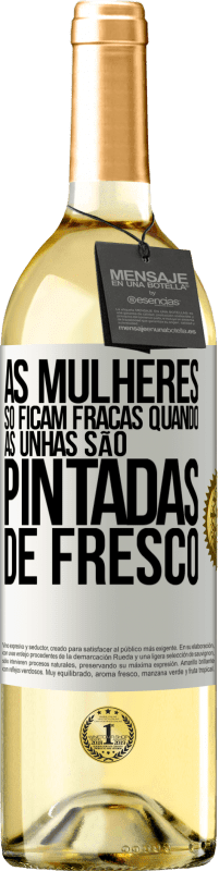 Envio grátis | Vinho branco Edição WHITE As mulheres só ficam fracas quando as unhas são pintadas de fresco Etiqueta Branca. Etiqueta personalizável Vinho jovem Colheita 2023 Verdejo