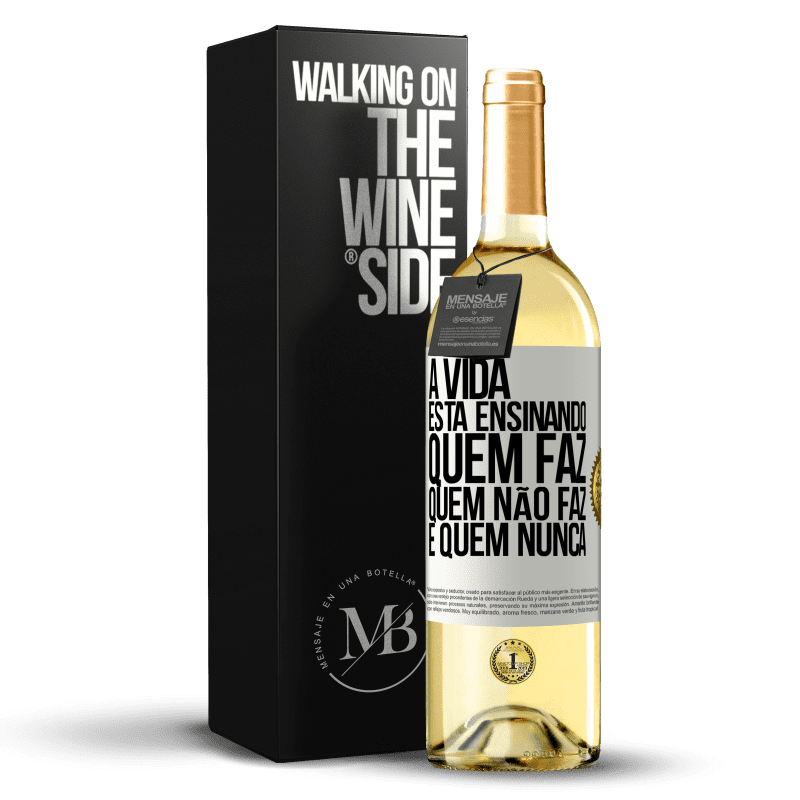 29,95 € Envio grátis | Vinho branco Edição WHITE A vida está ensinando quem faz, quem não faz e quem nunca Etiqueta Branca. Etiqueta personalizável Vinho jovem Colheita 2023 Verdejo