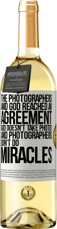 29,95 € Free Shipping | White Wine WHITE Edition The photographers and God reached an agreement. God doesn't take photos and photographers don't do miracles White Label. Customizable label Young wine Harvest 2025 Verdejo