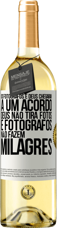 Envio grátis | Vinho branco Edição WHITE Os fotógrafos e Deus chegaram a um acordo. Deus não tira fotos e fotógrafos não fazem milagres Etiqueta Branca. Etiqueta personalizável Vinho jovem Colheita 2023 Verdejo