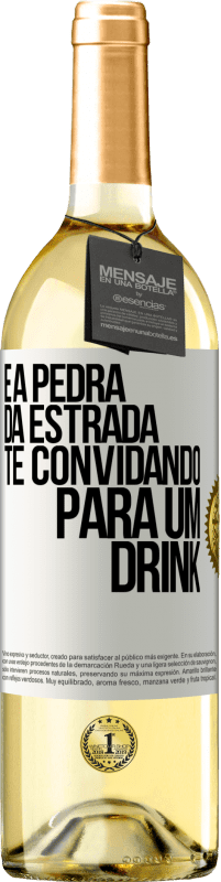 Envio grátis | Vinho branco Edição WHITE E a pedra da estrada te convidando para um drink Etiqueta Branca. Etiqueta personalizável Vinho jovem Colheita 2023 Verdejo