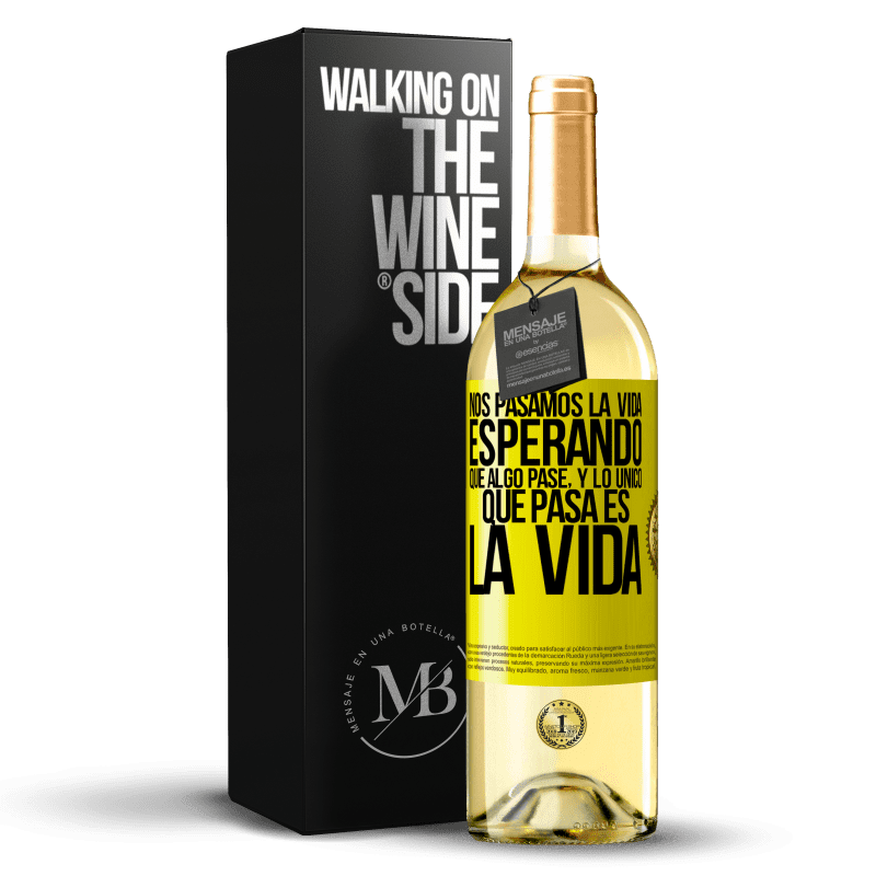 29,95 € Envío gratis | Vino Blanco Edición WHITE Nos pasamos la vida esperando que algo pase, y lo único que pasa es la vida Etiqueta Amarilla. Etiqueta personalizable Vino joven Cosecha 2024 Verdejo