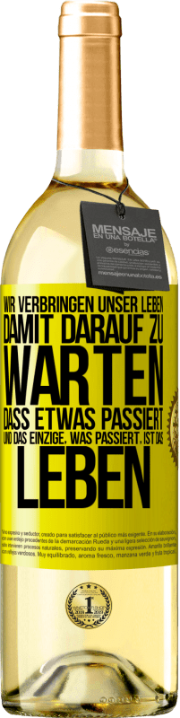 Kostenloser Versand | Weißwein WHITE Ausgabe Wir verbringen unser Leben damit, darauf zu warten, dass etwas passiert, und das Einzige, was passiert, ist das Leben Gelbes Etikett. Anpassbares Etikett Junger Wein Ernte 2023 Verdejo