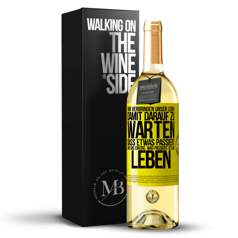 29,95 € Kostenloser Versand | Weißwein WHITE Ausgabe Wir verbringen unser Leben damit, darauf zu warten, dass etwas passiert, und das Einzige, was passiert, ist das Leben Gelbes Etikett. Anpassbares Etikett Junger Wein Ernte 2023 Verdejo