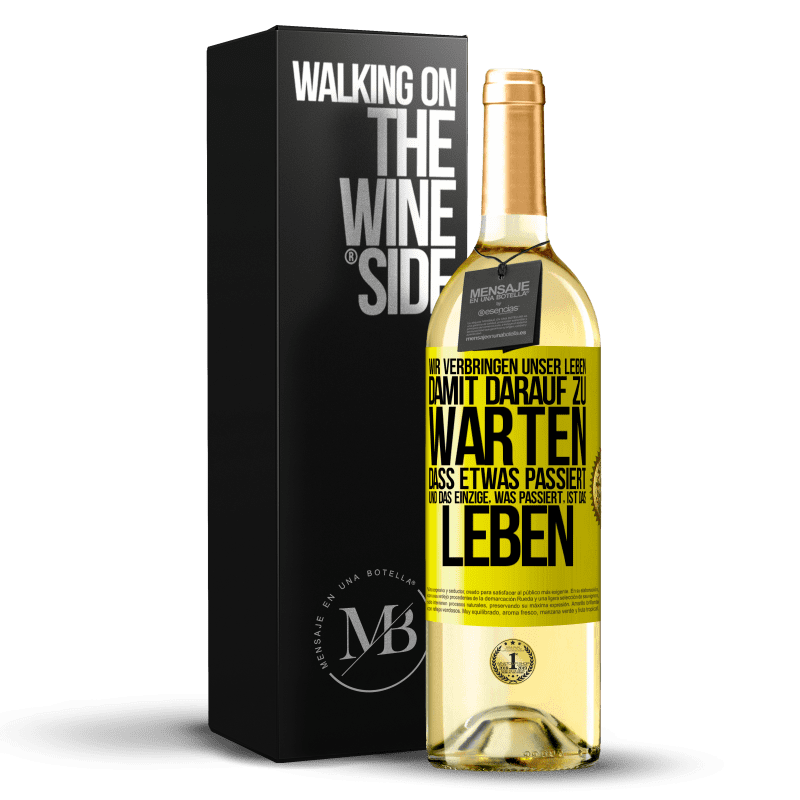 29,95 € Kostenloser Versand | Weißwein WHITE Ausgabe Wir verbringen unser Leben damit, darauf zu warten, dass etwas passiert, und das Einzige, was passiert, ist das Leben Gelbes Etikett. Anpassbares Etikett Junger Wein Ernte 2024 Verdejo