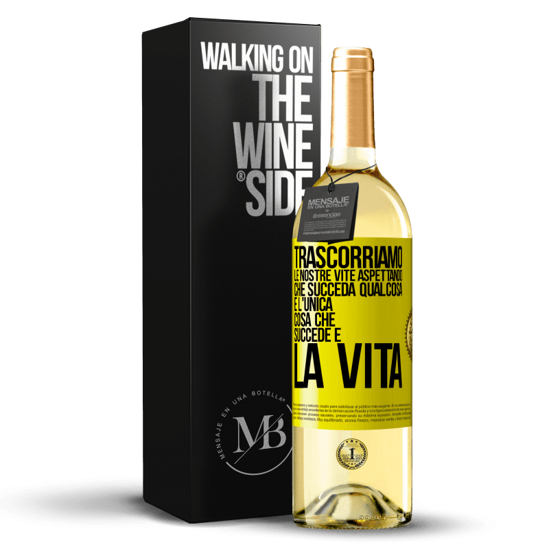 29,95 € Spedizione Gratuita | Vino bianco Edizione WHITE Trascorriamo le nostre vite aspettando che succeda qualcosa e l'unica cosa che succede è la vita Etichetta Gialla. Etichetta personalizzabile Vino giovane Raccogliere 2024 Verdejo