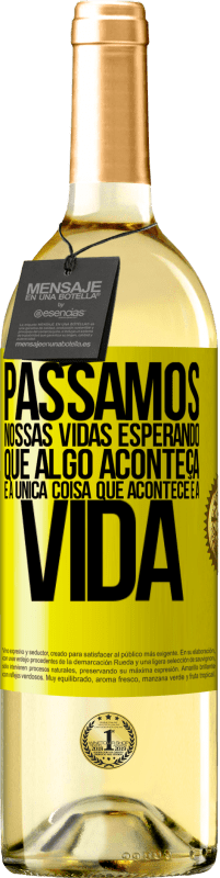 29,95 € | Vinho branco Edição WHITE Passamos nossas vidas esperando que algo aconteça, e a única coisa que acontece é a vida Etiqueta Amarela. Etiqueta personalizável Vinho jovem Colheita 2024 Verdejo