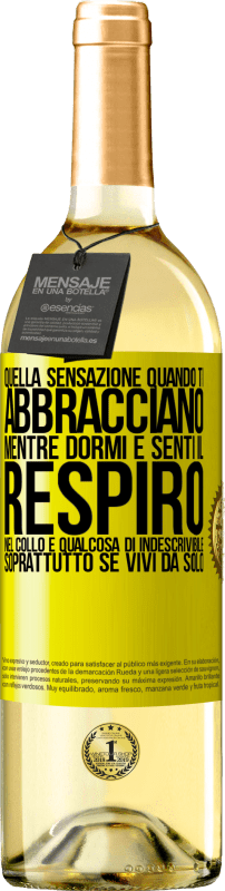 29,95 € | Vino bianco Edizione WHITE Quella sensazione quando ti abbracciano mentre dormi e senti il ​​respiro nel collo, è qualcosa di indescrivibile Etichetta Gialla. Etichetta personalizzabile Vino giovane Raccogliere 2024 Verdejo