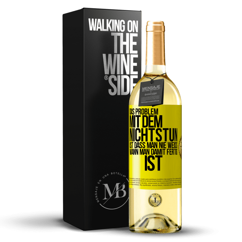 29,95 € Kostenloser Versand | Weißwein WHITE Ausgabe Das Problem mit dem Nichtstun ist, dass man nie weiß, wann man damit fertig ist Gelbes Etikett. Anpassbares Etikett Junger Wein Ernte 2023 Verdejo