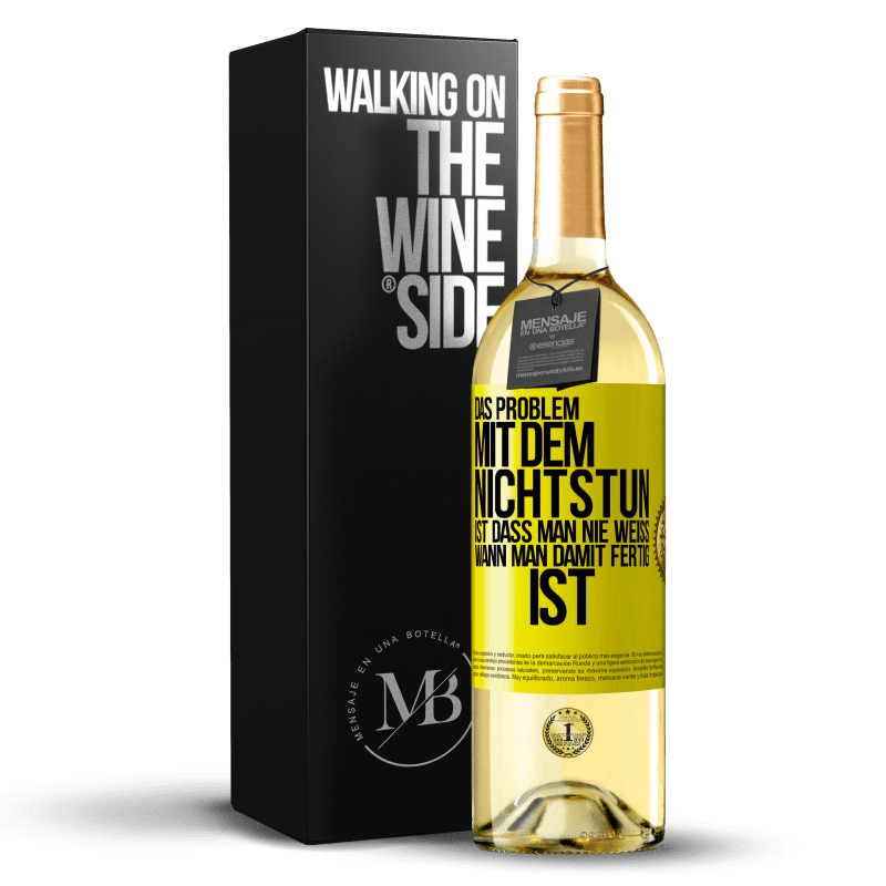 29,95 € Kostenloser Versand | Weißwein WHITE Ausgabe Das Problem mit dem Nichtstun ist, dass man nie weiß, wann man damit fertig ist Gelbes Etikett. Anpassbares Etikett Junger Wein Ernte 2024 Verdejo