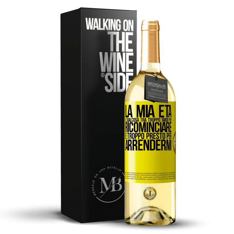 29,95 € Spedizione Gratuita | Vino bianco Edizione WHITE La mia età è qualcosa tra ... Troppo tardi per ricominciare e ... troppo presto per arrendermi Etichetta Gialla. Etichetta personalizzabile Vino giovane Raccogliere 2024 Verdejo