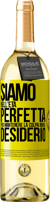 29,95 € Spedizione Gratuita | Vino bianco Edizione WHITE Siamo nell'età perfetta per mantenere la colpa, non il desiderio Etichetta Gialla. Etichetta personalizzabile Vino giovane Raccogliere 2025 Verdejo