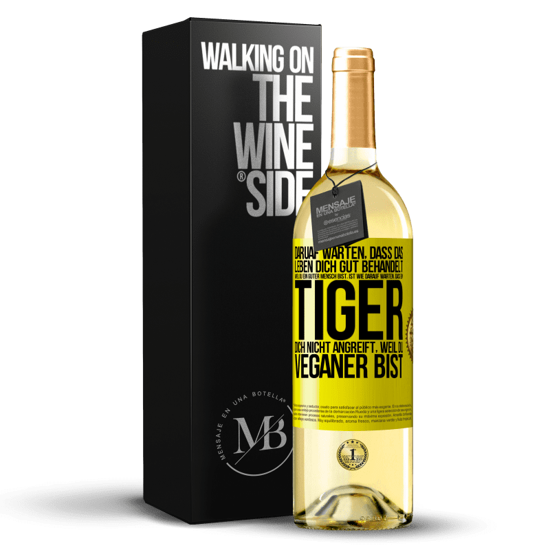 29,95 € Kostenloser Versand | Weißwein WHITE Ausgabe Daruaf warten, dass das Leben dich gut behandelt, weil du ein guter Mensch bist, ist wie darauf warten, dass ein Tiger dich nich Gelbes Etikett. Anpassbares Etikett Junger Wein Ernte 2023 Verdejo