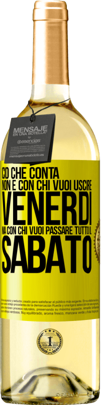 29,95 € Spedizione Gratuita | Vino bianco Edizione WHITE Ciò che conta non è con chi vuoi uscire venerdì, ma con chi vuoi passare tutto il sabato Etichetta Gialla. Etichetta personalizzabile Vino giovane Raccogliere 2023 Verdejo