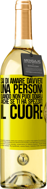 29,95 € Spedizione Gratuita | Vino bianco Edizione WHITE Sai di amare davvero una persona quando non puoi odiarla, anche se ti ha spezzato il cuore Etichetta Gialla. Etichetta personalizzabile Vino giovane Raccogliere 2025 Verdejo