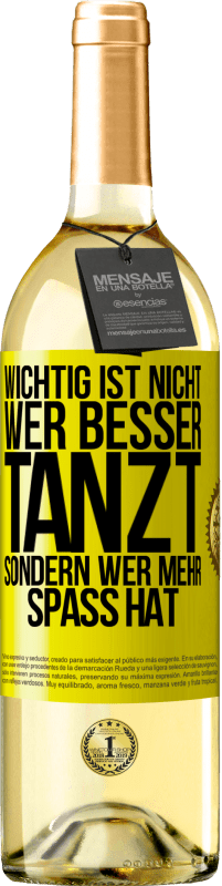 Kostenloser Versand | Weißwein WHITE Ausgabe Wichtig ist nicht, wer besser tanzt, sondern wer mehr Spaß hat Gelbes Etikett. Anpassbares Etikett Junger Wein Ernte 2023 Verdejo