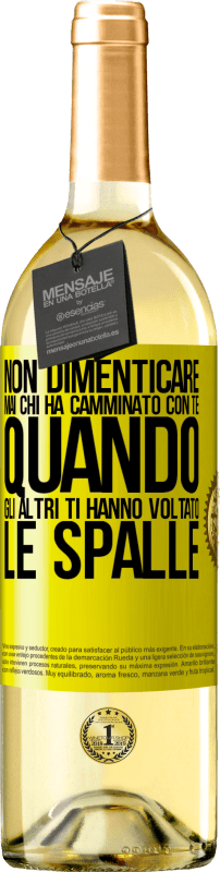 29,95 € Spedizione Gratuita | Vino bianco Edizione WHITE Non dimenticare mai chi ha camminato con te quando gli altri ti hanno voltato le spalle Etichetta Gialla. Etichetta personalizzabile Vino giovane Raccogliere 2025 Verdejo