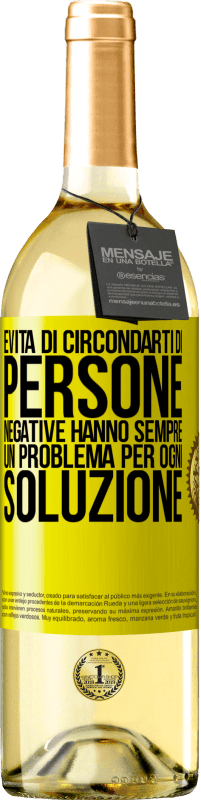 29,95 € Spedizione Gratuita | Vino bianco Edizione WHITE Evita di circondarti di persone negative. Hanno sempre un problema per ogni soluzione Etichetta Gialla. Etichetta personalizzabile Vino giovane Raccogliere 2024 Verdejo