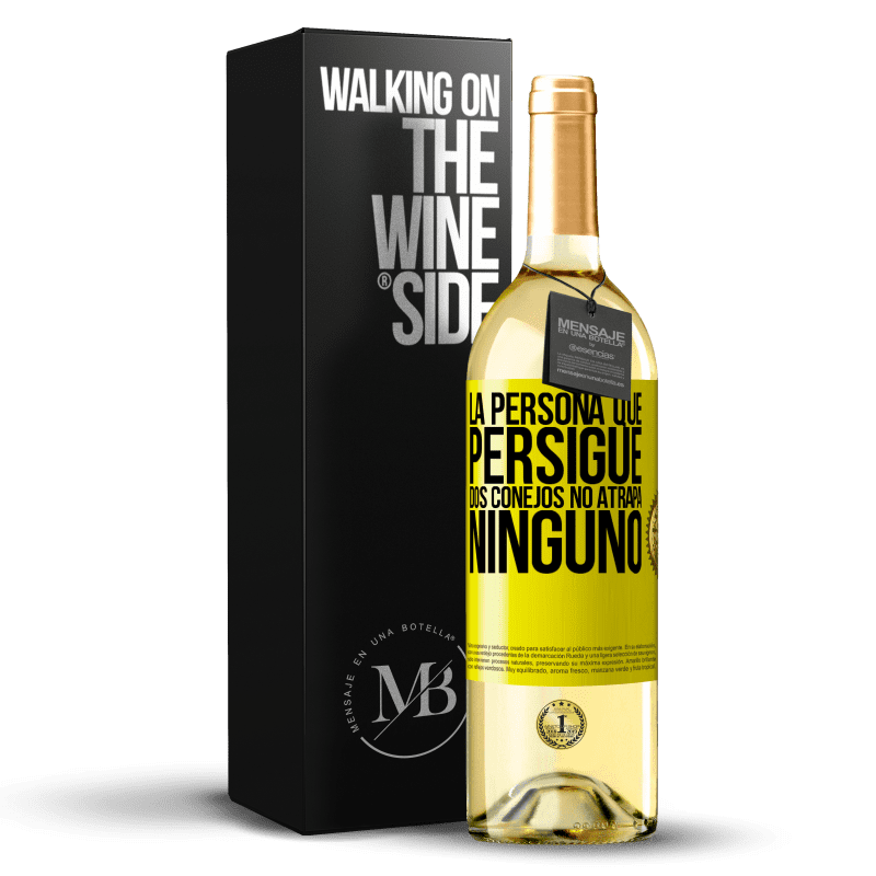 29,95 € Envío gratis | Vino Blanco Edición WHITE La persona que persigue dos conejos no atrapa ninguno Etiqueta Amarilla. Etiqueta personalizable Vino joven Cosecha 2024 Verdejo