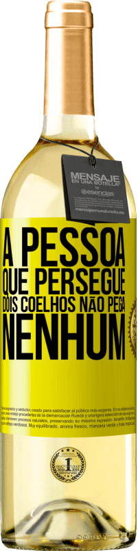 29,95 € | Vinho branco Edição WHITE A pessoa que persegue dois coelhos não pega nenhum Etiqueta Amarela. Etiqueta personalizável Vinho jovem Colheita 2024 Verdejo