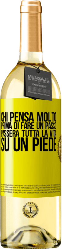 29,95 € | Vino bianco Edizione WHITE Chi pensa molto prima di fare un passo, passerà tutta la vita su un piede Etichetta Gialla. Etichetta personalizzabile Vino giovane Raccogliere 2023 Verdejo