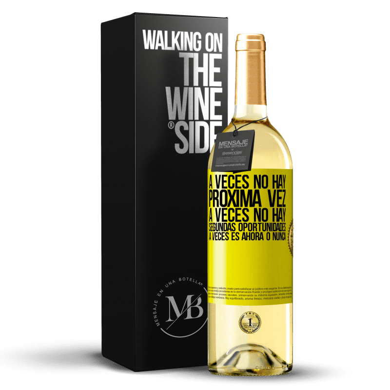 29,95 € Envío gratis | Vino Blanco Edición WHITE A veces no hay próxima vez. A veces no hay segundas oportunidades. A veces es ahora o nunca Etiqueta Amarilla. Etiqueta personalizable Vino joven Cosecha 2025 Verdejo