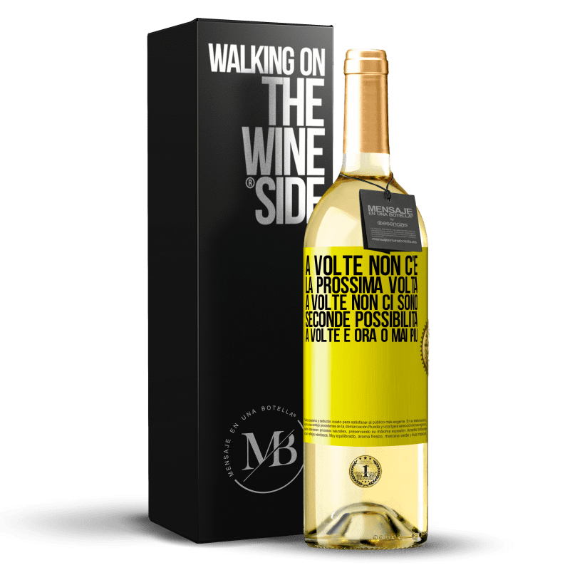 29,95 € Spedizione Gratuita | Vino bianco Edizione WHITE A volte non c'è la prossima volta. A volte non ci sono seconde possibilità. A volte è ora o mai più Etichetta Gialla. Etichetta personalizzabile Vino giovane Raccogliere 2024 Verdejo