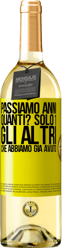 29,95 € | Vino bianco Edizione WHITE Passiamo anni. Quanti? solo 1. Gli altri che abbiamo già avuto Etichetta Gialla. Etichetta personalizzabile Vino giovane Raccogliere 2023 Verdejo