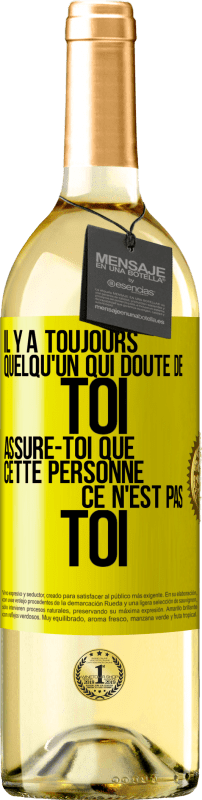 29,95 € Envoi gratuit | Vin blanc Édition WHITE Il y a toujours quelqu'un qui doute de toi. Assure-toi que cette personne ce n'est pas toi Étiquette Jaune. Étiquette personnalisable Vin jeune Récolte 2024 Verdejo