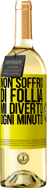 29,95 € Spedizione Gratuita | Vino bianco Edizione WHITE Non soffro di follia ... Mi diverto ogni minuto Etichetta Gialla. Etichetta personalizzabile Vino giovane Raccogliere 2025 Verdejo