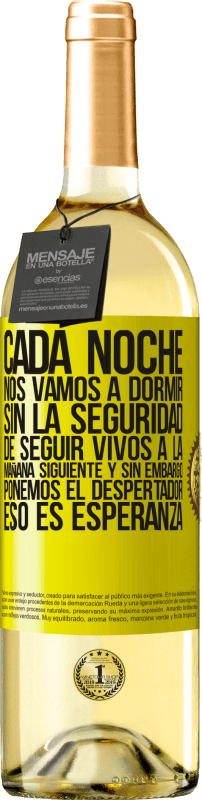 29,95 € | Vino Blanco Edición WHITE Cada noche nos vamos a dormir sin la seguridad de seguir vivos a la mañana siguiente y, sin embargo, ponemos el despertador Etiqueta Amarilla. Etiqueta personalizable Vino joven Cosecha 2024 Verdejo