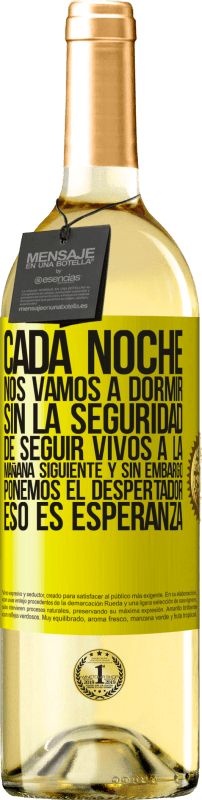 29,95 € | Vino Blanco Edición WHITE Cada noche nos vamos a dormir sin la seguridad de seguir vivos a la mañana siguiente y, sin embargo, ponemos el despertador Etiqueta Amarilla. Etiqueta personalizable Vino joven Cosecha 2025 Verdejo