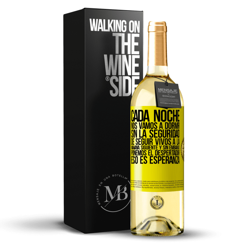 29,95 € Envío gratis | Vino Blanco Edición WHITE Cada noche nos vamos a dormir sin la seguridad de seguir vivos a la mañana siguiente y, sin embargo, ponemos el despertador Etiqueta Amarilla. Etiqueta personalizable Vino joven Cosecha 2025 Verdejo